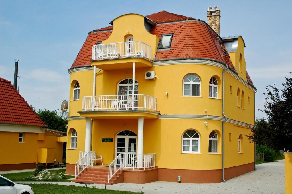 Отель Kastely Panzio Ii. Хайдусобосло Экстерьер фото